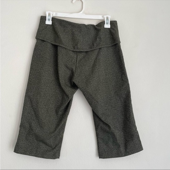 Carol Young Undesigned green roll front pocket capri pant shorts - Picture 8 of 8